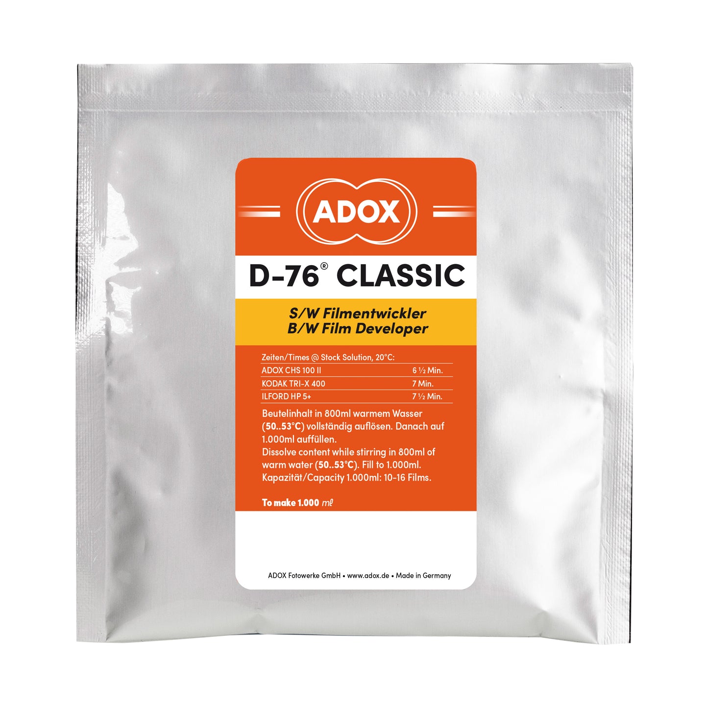 Fotografie cu sticla de 1 litru de Revelator ADOX D-76 Classic pentru filme negative, marca ADOX, cu eticheta pe ambalaj.