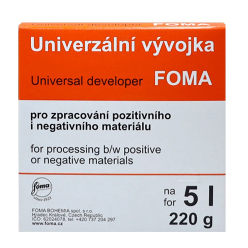 Revelator Foma Universal pentru hârtie și film, produs Foma, într-un recipient de dezvoltare foto.