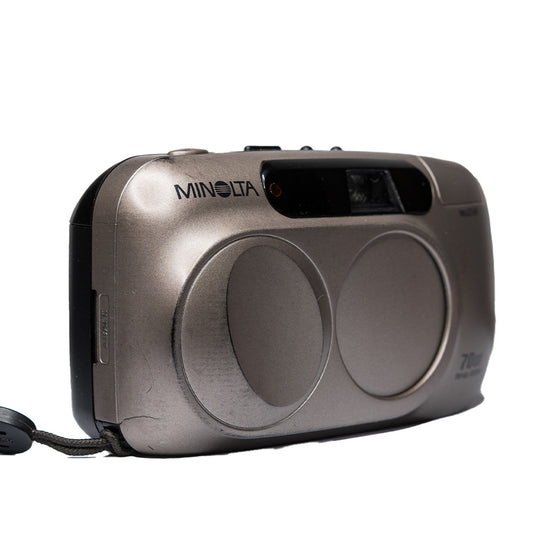 Fotografie a minimagazinului Minolta 70W RIVA ZOOM, aparat foto compact cu design modern și funcții avansate.