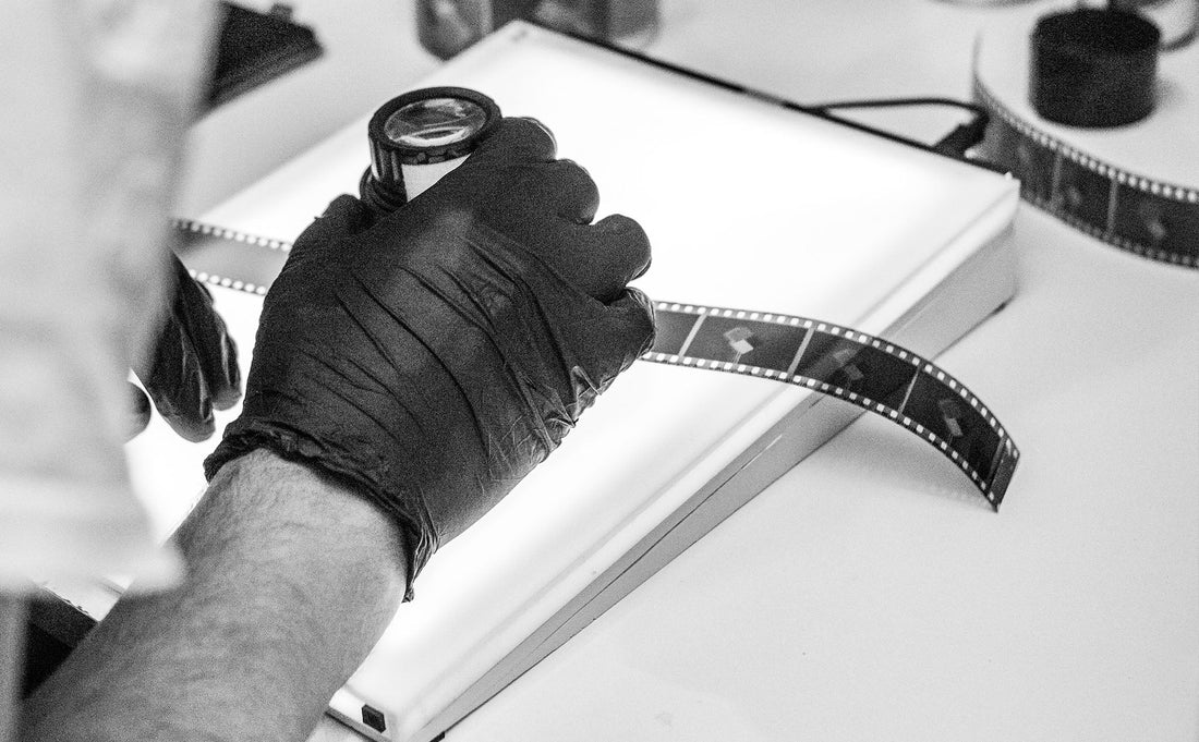 Scanare film DSLR vs. Scanner industrial: Care oferă o calitate mai bună?