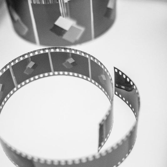 Cât costă să developezi un film în 2026? Merită investiția?