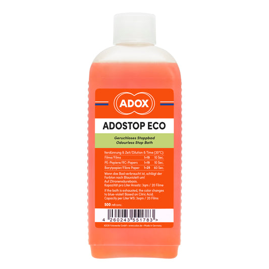 Recipient de baie ADOX ADOSTOP ECO pentru prevenirea depunerilor, 500ml, cu etichetă neagră și design simplu.