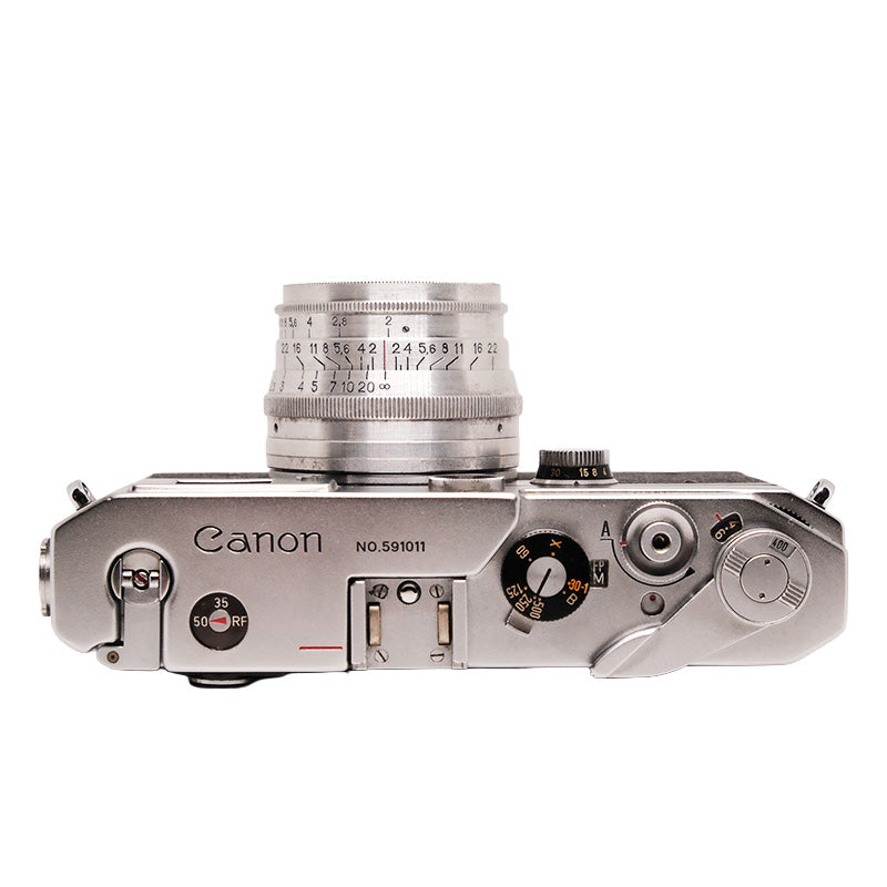Aparat foto Canon L2 cu obiectiv Jupiter 8 50mm f/2, obiectiv de film și fotografie vintage, pe fundal neutru.