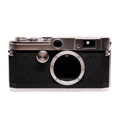 Imagine cu camera Canon L2 și obiectiv Jupiter 8 50mm f/2, clar și detaliat, pe fundal neutru.