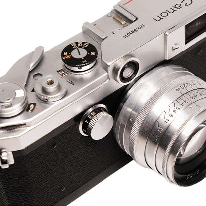 Camera Canon L2 și obiectiv Jupiter 8 50mm f/2, cu detalii despre aparatul foto și obiectiv în imagine.