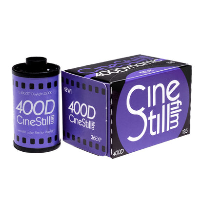 Film color CineStill 400Dynamic 35mm, pentru fotografie, cu detalii și culori vibrante, vizibil în imagine.