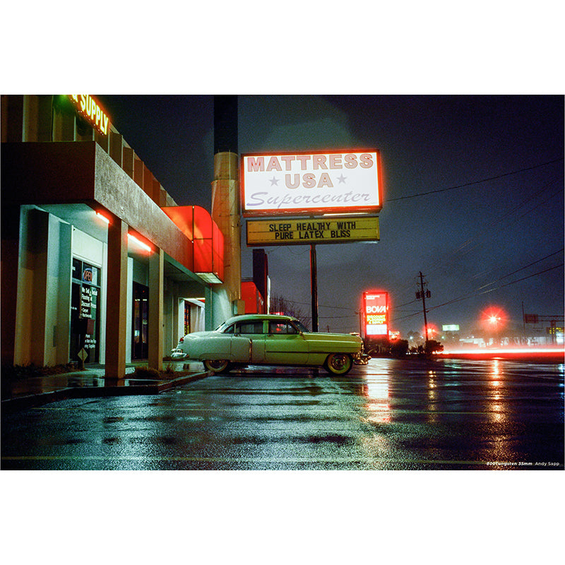 Filmul color CineStill 800Tungsten 35mm, imagine cu tonuri calde și detalii vibrante, pentru filmare cinematografică.