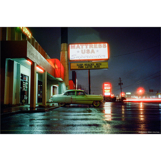 Filmul color CineStill 800Tungsten 35mm, imagine cu tonuri calde și detalii vibrante, pentru filmare cinematografică.