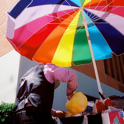 Film color CineStill 400Dynamic 35mm, imagine de pe bandă, evidențiind culorile vibrante și detaliile fine ale filmului.