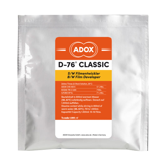 Fotografie cu sticla de 1 litru de Revelator ADOX D-76 Classic pentru filme negative, marca ADOX, cu eticheta pe ambalaj.