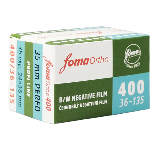 Film Foma Ortho 400 35mm, film foto alb-negru pentru aparate clasice, vizibil în imagine.