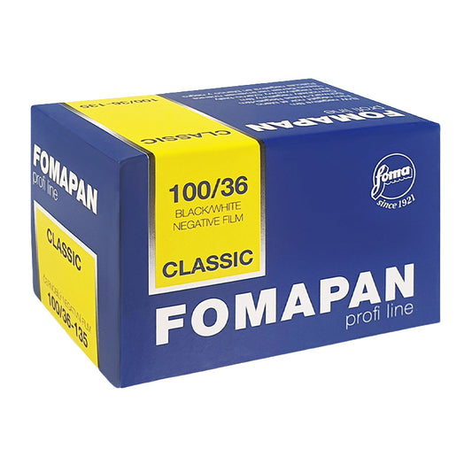 Film Fomapan Classic 100 35mm, negativ alb-negru pentru fotografie analogică, cu ambalaj și role de film.