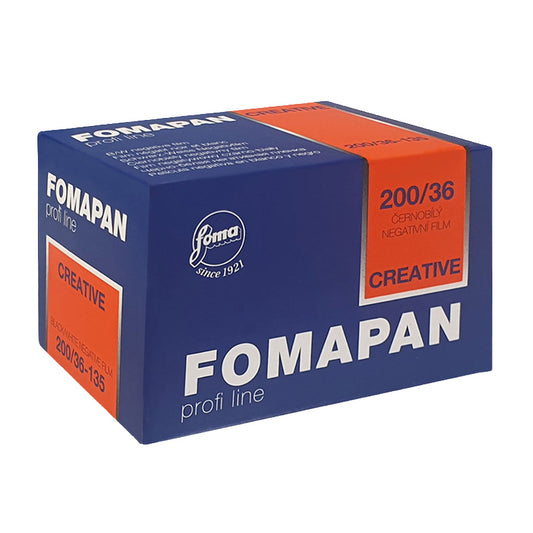Film film Fomapan 200 Creative pentru cameră 35mm, cu ambalaj și etichetă, produs de brandul Foma.