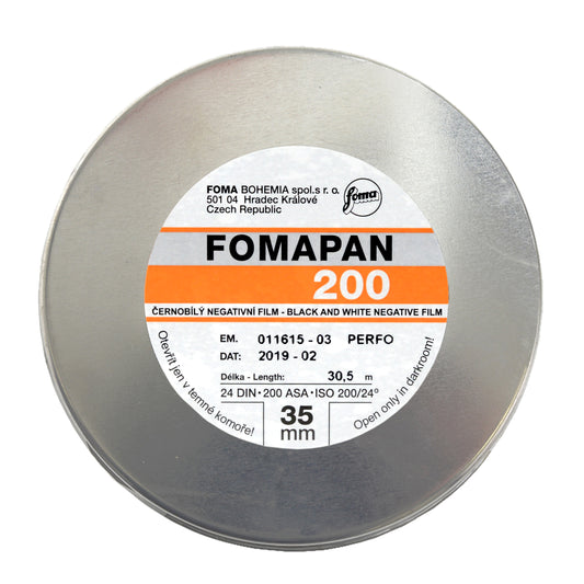Rola bulk Fomapan Creative 200 cu 30,5m, pelicule negative pentru fotografie în ambalaj de stoc, de la brandul Foma.