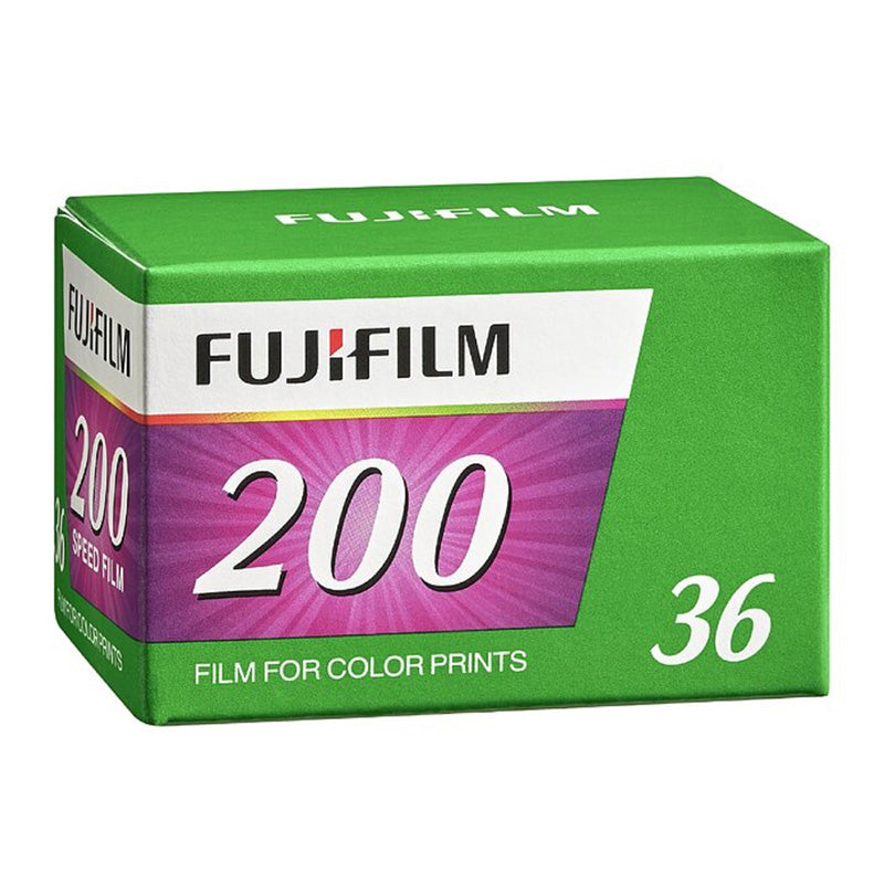 Film color Fujifilm 200 35mm, rolă de film pentru aparate foto, vizibil în imagine, cu eticheta și ambalajul original.