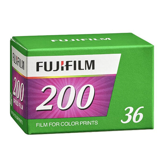 Film color Fujifilm 200 35mm, rolă de film pentru aparate foto, vizibil în imagine, cu eticheta și ambalajul original.