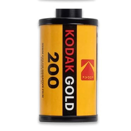Film Kodak Gold 200 35mm, 24 exp., imagine cu role de film foto Kodak Gold pe ambalaj și negativi.