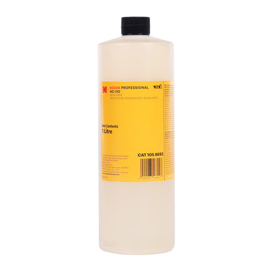 Flacon de 1L de revelator Kodak HC-110, pentru developare film fotografic, cu etichetă și capac alb.