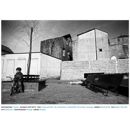 Film foto Kodak T-MAX 100 35mm, exemplu de imagine cu eticheta și ambalajul filmului Kodak T-MAX 100.