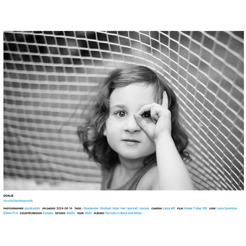 Film negativ Kodak T-MAX 100 pentru aparat foto 35mm, cu peisaje și portrete în nuanțe delicate de gri.