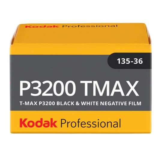 Filmul Kodak T-MAX P3200 pentru cameră de filmare, rolă de 35mm cu imagine clară și detaliată.