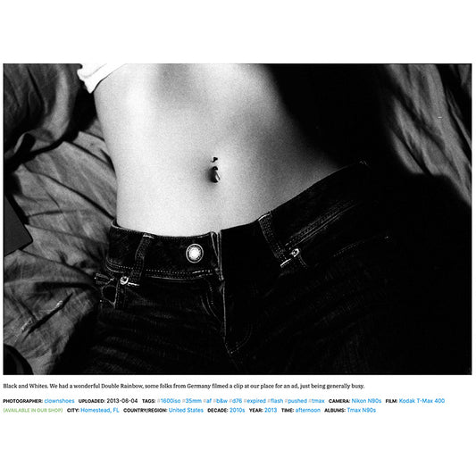 Film Kodak T-MAX 400 35mm, imagine în tonuri de gri, pregătit pentru fotografie de înaltă calitate.