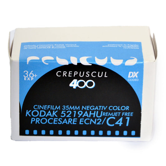 Filme Pelicula Crepuscul 400 35mm, negativă de film color, cu aspect artistic și textură vintage.