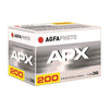 Film negativ AgfaPhoto APX 200 pentru fotografie alb-negru, cu ambalaj și etichete vizibile.
