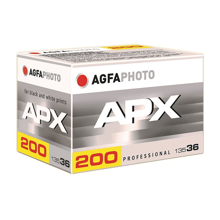Film negativ AgfaPhoto APX 200 pentru fotografie alb-negru, cu ambalaj și etichete vizibile.