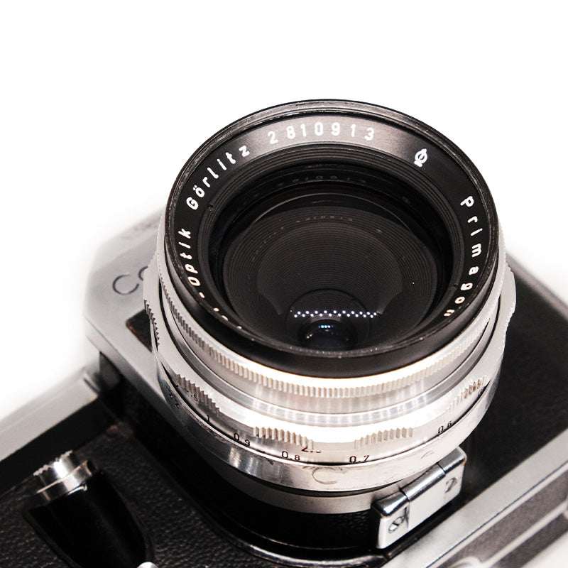 Imagine cu camera Contax D și obiectiv Meyer Gorlitz Primagon 35mm f:4.5, expus pe un fundal neutru.