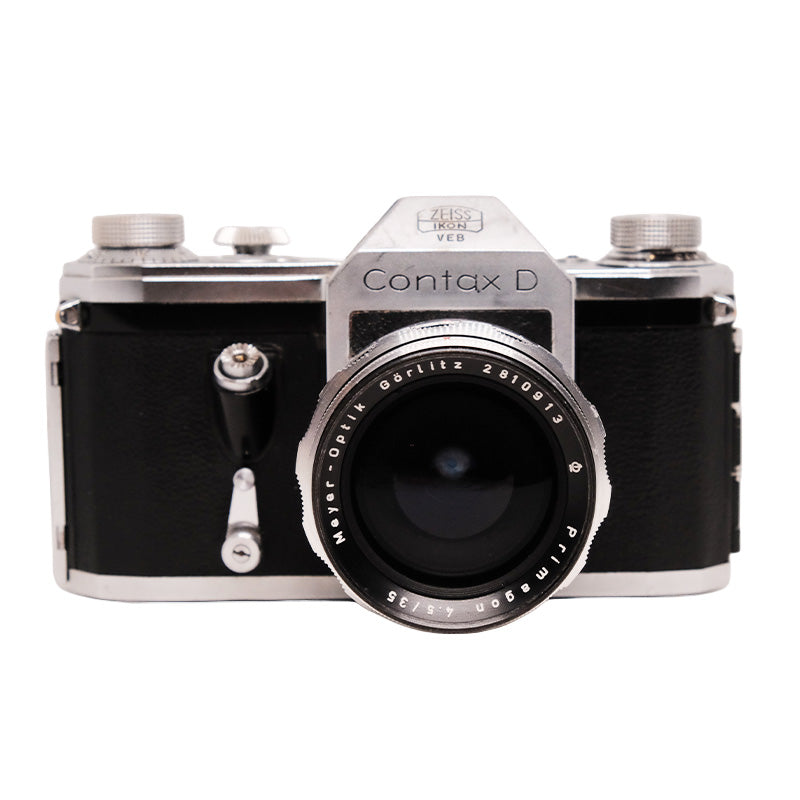Aparat foto Contax D cu obiectiv Meyer Gorlitz Primagon 35mm f:4.5, expus pe fundal alb, detaliu precis și clar.