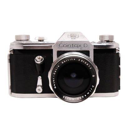 Aparat foto Contax D cu obiectiv Meyer Gorlitz Primagon 35mm f:4.5, expus pe fundal alb, detaliu precis și clar.
