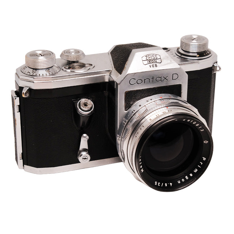Imaginea unui aparat foto Contax D cu obiectiv Meyer Gorlitz Primagon 35mm f/4.5, în detaliu și claritate.
