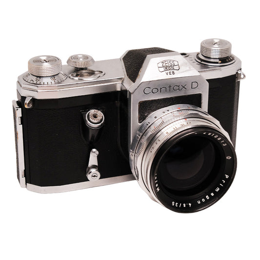 Imaginea unui aparat foto Contax D cu obiectiv Meyer Gorlitz Primagon 35mm f/4.5, în detaliu și claritate.