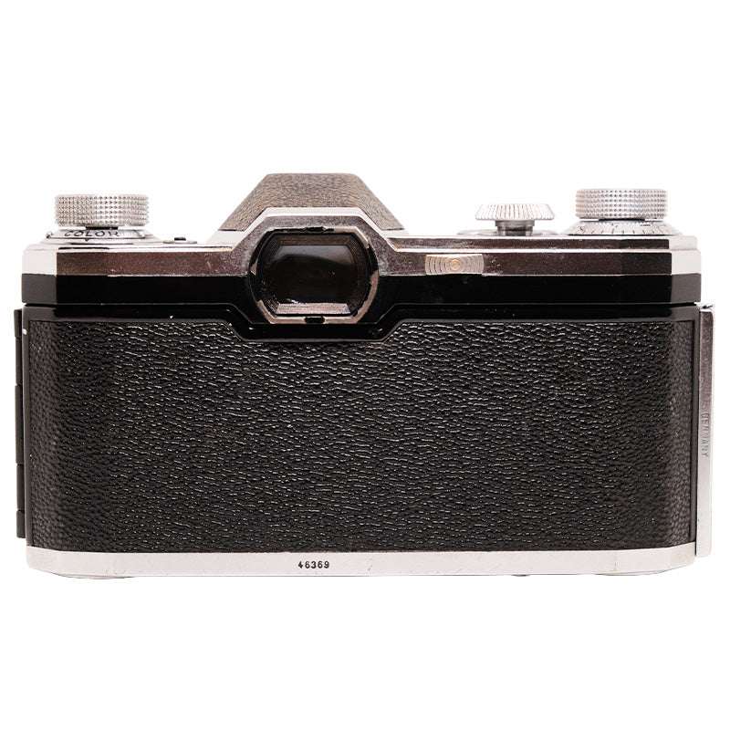 Imagine cu aparatul foto Contax D și obiectivul Meyer Gorlitz Primagon 35mm f/4.5, evidențiind designul clasic și detaliile aparatului.
