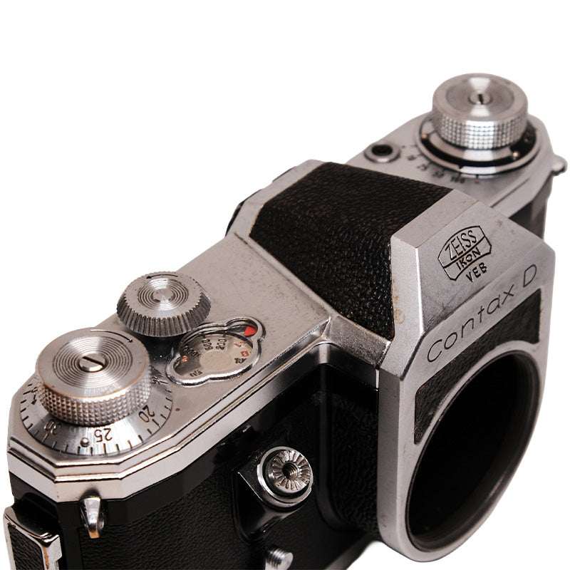 Obiectiv Contax D + Meyer Gorlitz Primagon 35mm f/4.5, aparat foto vintage Negativescu, detaliu și construcție metalică, imagine clară.