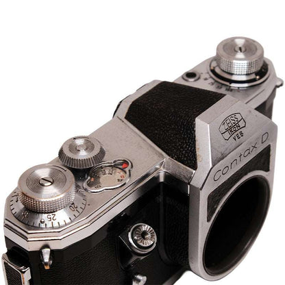Obiectiv Contax D + Meyer Gorlitz Primagon 35mm f/4.5, aparat foto vintage Negativescu, detaliu și construcție metalică, imagine clară.