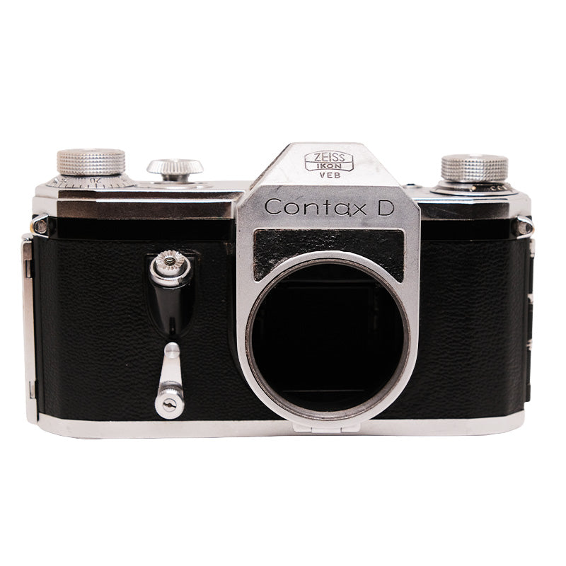 Imagine a camera Contax D cu obiectiv Meyer Gorlitz Primagon 35mm f/4.5, expus pe un fundal neutru, evidențiind detaliile aparatului foto.