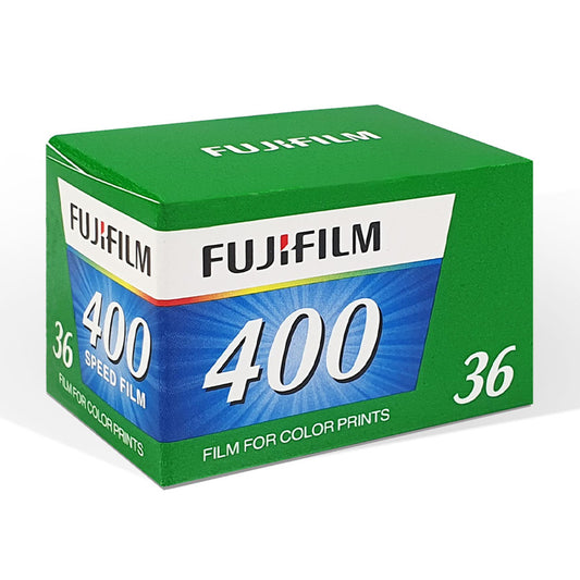 Film Fujifilm 400 35mm, rolă de film color pentru aparat foto, vizibil în imagine