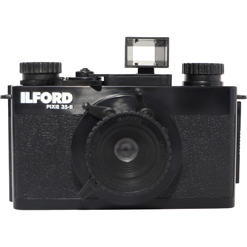 Cameră experimentală Ilford Pixie 35-II pentru film 35mm, design compact și minimalist pentru fotografie pinhole.