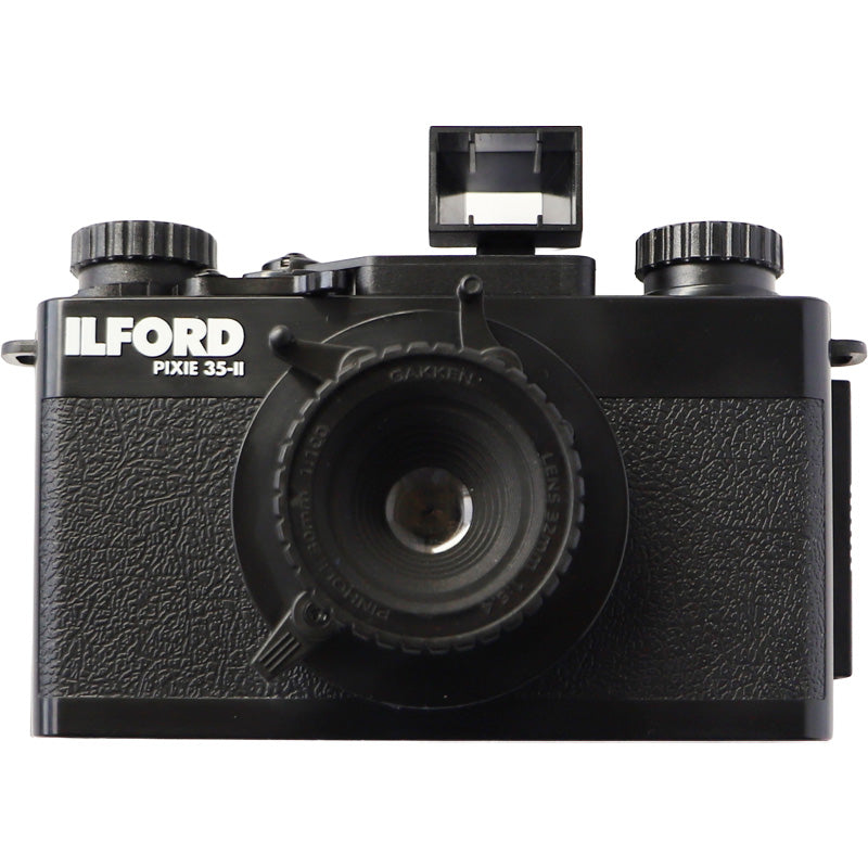 Camera experimentală Ilford Pixie 35-II pentru film de 35mm, cu design compact și stil vintage pentru fotografie creativă.
