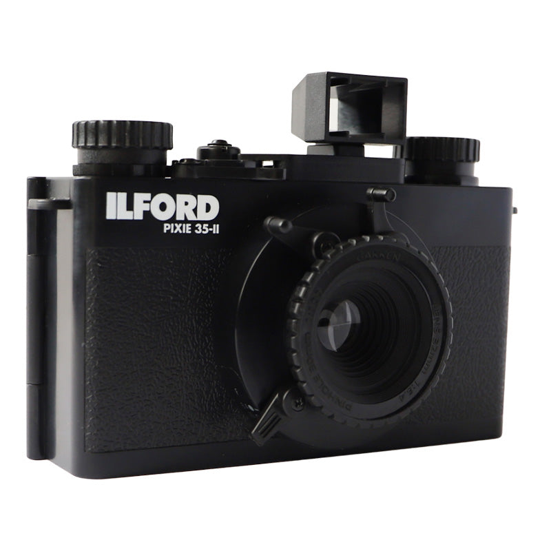 Cameră experimentală Ilford Pixie 35-II pentru fotografii pinhole 35mm, compactă și modernă, vizibilă în imagine.