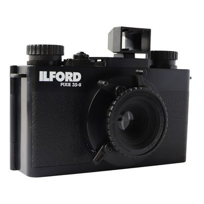 Cameră experimentală Ilford Pixie 35-II pentru fotografii pinhole 35mm, compactă și modernă, vizibilă în imagine.