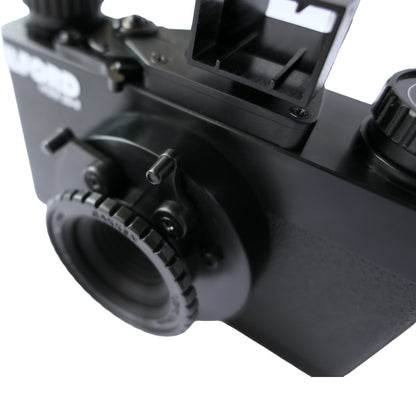 Camera experimentală Ilford Pixie 35-II pentru film 35mm, cu design compact și lentilă pinhole, pentru fotografii creative.