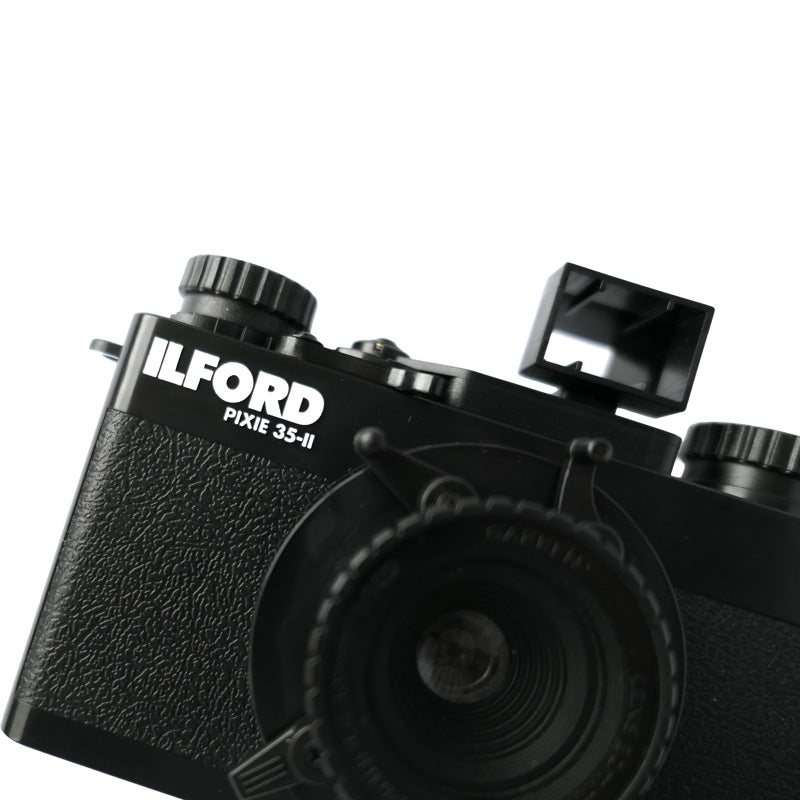 Cameră experimentală Ilford Pixie 35-II pentru film de 35mm, design compact și stil retro, utilizată pentru fotografii creative și pinhole.