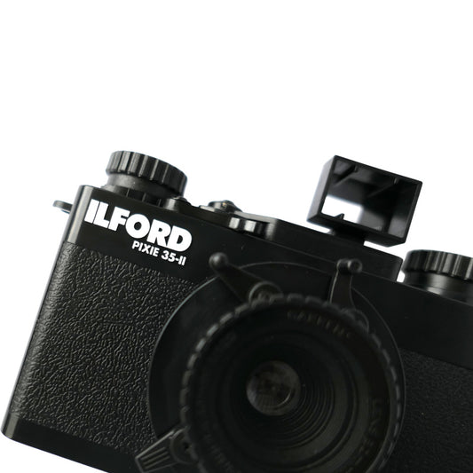 Cameră experimentală Ilford Pixie 35-II pentru film de 35mm, design compact și stil retro, utilizată pentru fotografii creative și pinhole.