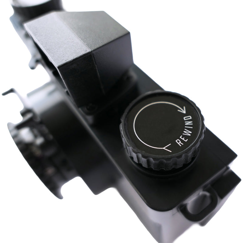 Cameră experimentală Ilford Pixie 35-II pentru fotografie pinhole de 35mm, compactă și portabilă, expusă pe fundal alb.