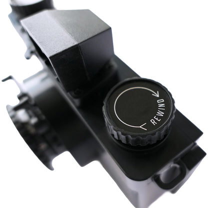 Cameră experimentală Ilford Pixie 35-II pentru fotografie pinhole de 35mm, compactă și portabilă, expusă pe fundal alb.