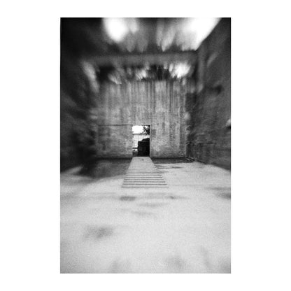 Camera experimentală Ilford Pixie 35-II cu obiectiv pinhole, compact și negru, pentru fotografii creative pe film 35mm.