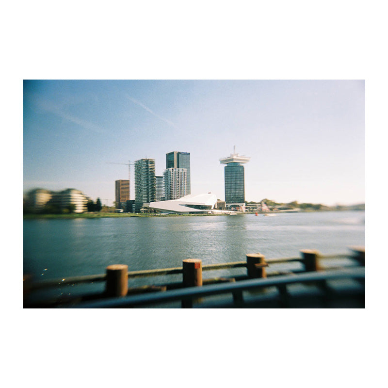 Camere experimentală Ilford Pixie 35-II pentru film 35mm, cu design compact și simplu, ideal pentru fotografie pinhole.